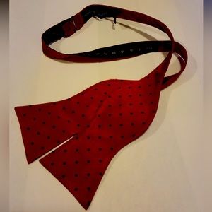 Red bowtie with Blue polka dots. Fits up to 18.5 inch neck.